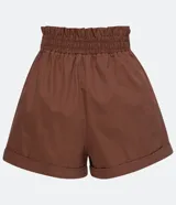 Short color marrón de algodón, tiro alto, con cintura elástica y cordón ajustable.