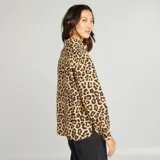 Camisa de manga larga con cuello clásico y estampado de leopardo en tonos marrón y negro.