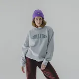 Gorro de lana blanco con etiqueta negra con el logo de la marca Pulau.