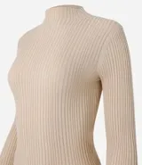 Blusa marrón de punto con cuello alto y manga larga.