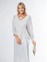 Blusa color gris claro de seda italiana, talle único oversized, con forro elastizado, mangas 3/4 y escote en V.