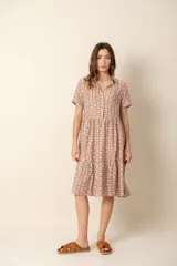 Vestido corto con estampado geométrico en tonos marrón, beige y celeste, con cuello camisero, mangas cortas y corte escalonado.