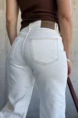 Pantalón jean color natural, de corte recto y pierna ancha.