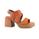 Sandalias de cuero color marrón con textura de piel de cocodrilo, taco ancho y plataforma.