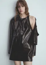 Minivestido negro de efecto piel, con cuello redondo y sin mangas.