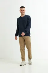 Sweater gris de punto con escote en V y mangas largas.