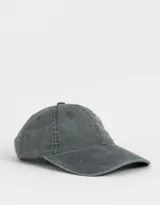 Gorra deportiva gris con efecto lavado, bordado lateral y regulador metálico trasero.