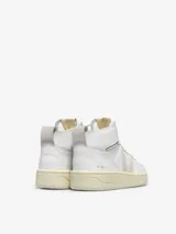 Zapatillas altas Veja modelo V-95, color blanco con logo lateral en gris y cordones color crema. Inspiradas en la cultura del baloncesto de los años 90.