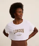 Remera deportiva corta de microfibra color blanco, con cuello redondo, mangas cortas y estampa "London" en marrón.