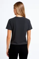 Remera azul marino con estampado de la palabra "Hope" en letras de diferentes colores y una flor amarilla.