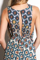 Vestido largo con estampado étnico y escote pronunciado en los laterales, diseñado para ser fluido y fresco.