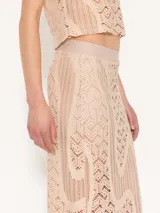 Pollera midi de crochet color beige, con cintura elastizada.