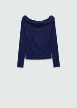 Camiseta azul marino de hombros descubiertos con cuello escotado, diseño entallado y mangas largas.