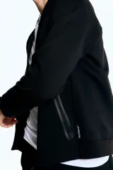 Campera bomber deportiva negra, confeccionada en tejido funcional DryMove™ que absorbe el sudor. Presenta cuello elevado corto, cierre bidireccional, mangas raglán y bolsillos delanteros con cierre y costuras selladas. Posee elástico fino en puños y bajo.