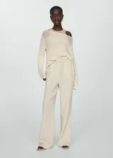 Pantalón largo color crema de bambula, corte wide leg y cintura elástica.