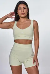 Conjunto deportivo color verde claro, compuesto por un top con breteles anchos y un short ajustado de cintura alta.