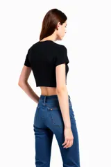 Crop top celeste con estampado de texto en color salmón.