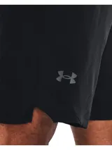 Short deportivo Under Armour Woven 8in, color azul con logo en la pierna izquierda y cintura elástica con cordón ajustable. Confeccionado con tejido ligero y transpirable de secado rápido.