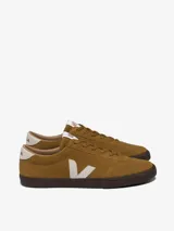Championes Veja modelo Volley Suede color marrón, fabricados con cuero orgánico y suela de caucho amazónico.