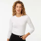 Camiseta blanca de manga larga con cuello redondo.