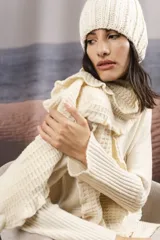 Bufanda tejida color marrón chocolate en punto fantasía con efecto de volado en los bordes.