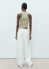 Top sin mangas color verde claro, de tejido de algodón elástico, corte entallado, con tirantes finos y cuello escotado en forma de V.