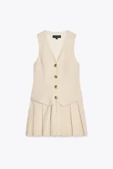 Vestido corto color beige, de escote pico y sin mangas. Tiene falsos bolsillos de vivo en el delantero, falda con tablas y detalle de trabilla en la espalda. Cierre lateral con cremallera oculta.