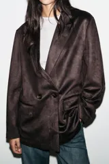 Blazer cruzado de mujer color marrón oscuro, con cuello solapa, manga larga y bolsillos delanteros con solapa.