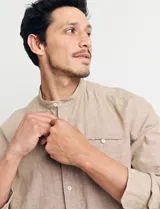 Camisa de lino color beige, de cuello mao y manga larga.