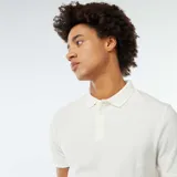 Remera polo de piqué de algodón color blanco, de corte clásico y manga corta.