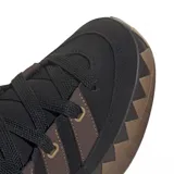 Zapatillas Adidas Adimatic negras con detalles en marrón.