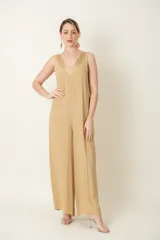 Enterito ancho de crepe color beige, con cuello en satén y diseño suelto.