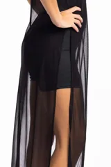 Vestido largo de tul negro, sin mangas y con cuello alto. Incluye un vestido corto negro debajo.