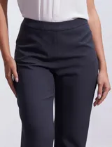 Pantalón negro de gabardina elastizada, corte recto, con bolsillos delanteros y traseros. Marca Zac & Rachel.