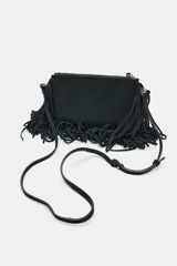 Bolso mini bandolera de serraje negro con flecos en el cuerpo, asa de hombro y bandolera extraíbles, doble bolsillo interior y cierre con cremallera.
