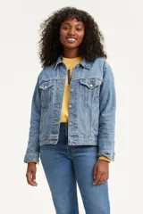 Campera de jean celeste Levi's Ex-Boyfriend Trucker, de corte holgado y largo a la cadera.