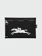 Sobre Longchamp Le Pliage Energy negro con estampado del logo de la marca y jinete a caballo en blanco.