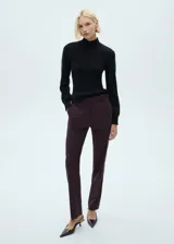 Jersey de punto de canalé color borgoña con cuello perkins y mangas largas. Diseño recto y tejido de punto medio.