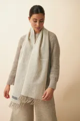 Bufanda unisex con flecos, confeccionada en lana fina sin teñir, con diseño pata de gallo en tonos beige y marrón.