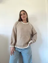 Sweater tejido a mano con lana color marrón. Tiene terminaciones en crochet con hilo de seda color negro. Silueta recta, cuello a la base y mangas ranglan baloon.