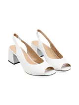 Sandalia blanca de cuero sintético con punta abierta, tira elástica en el talón y tacón cuadrado.