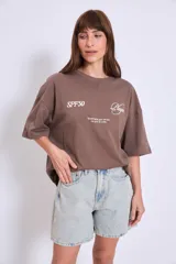 Remera blanca de algodón con cuello redondo y mangas cortas.