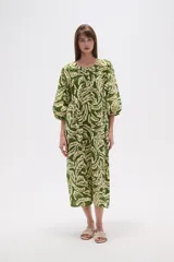 Vestido midi holgado con estampado abstracto en tonos azul marino, azul claro y blanco. Presenta cuello mao, botones frontales y cordón ajustable en la cintura.