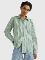Camisa de corte amplio, a rayas verticales verdes y blancas, con cuello inglés, cierre frontal con botones y logo de Tommy Hilfiger bordado en el puño.