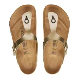 Sandalias Birkenstock modelo Gizeh, color dorado, con tira de dedo y hebilla lateral ajustable.