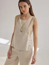 Musculosa sin mangas color negro con paneles laterales en color beige.