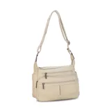 Bandolera color crema de símil cuero con tres bolsillos frontales con cierre, apertura superior con cierre, bolsillo trasero con cierre, bolsillos internos y correa larga regulable para llevar al hombro.