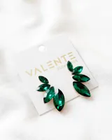Aros tipo caravanas con forma de hojas color esmeralda con engarce dorado.