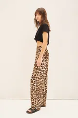 Pantalón recto de calce holgado con estampado animal print de leopardo.