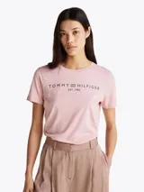 Remera Tommy Hilfiger de algodón color rosa con cuello redondo y logo estampado en el pecho.